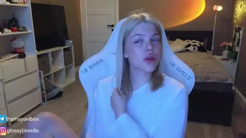 Snapshot of maya_blonde18 chatting on April 2026 03:53:02 AM Maya online show from April 2026 03:53:02 AM