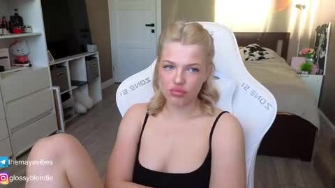 Snapshot of maya_blonde18 chatting on May 2026 03:33:01 AM Maya online show from May 2026 03:33:01 AM