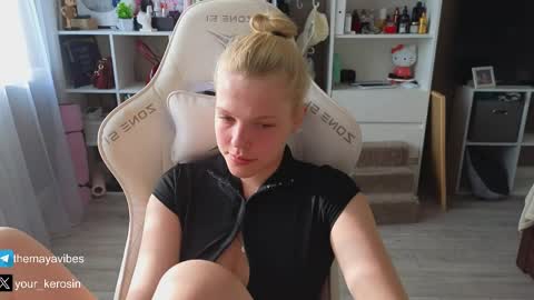 Snapshot of maya_blonde18 chatting on May 2026 03:35:01 AM Maya online show from May 2026 03:35:01 AM