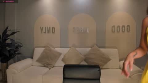 M A Y A    H O F F M A N online show from January 2026 11:13:01 AM