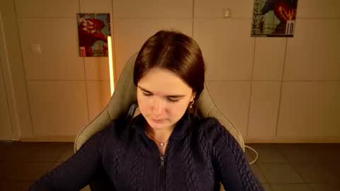 maybloom_ online show from November 2025 12:05:01 PM