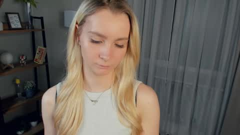Snapshot of meganhenns chatting on April 2026 06:22:01 PM Elly online show from April 2026 06:22:01 PM
