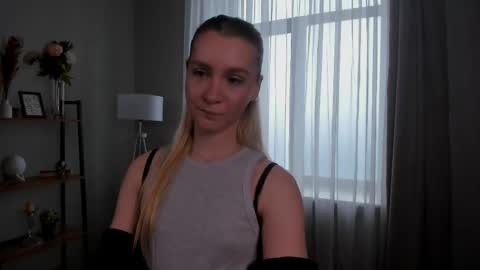 Snapshot of meganhenns chatting on April 2026 12:04:01 PM Elly online show from April 2026 12:04:01 PM