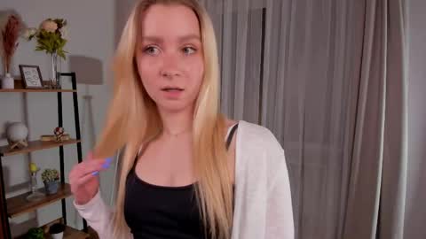 Snapshot of meganhenns chatting on April 2026 07:37:01 PM Elly online show from April 2026 07:37:01 PM