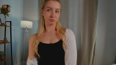 Snapshot of meganhenns chatting on May 2026 10:09:02 AM Elly online show from May 2026 10:09:02 AM