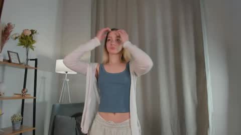 Snapshot of meganhenns chatting on May 2026 10:10:01 AM Elly online show from May 2026 10:10:01 AM