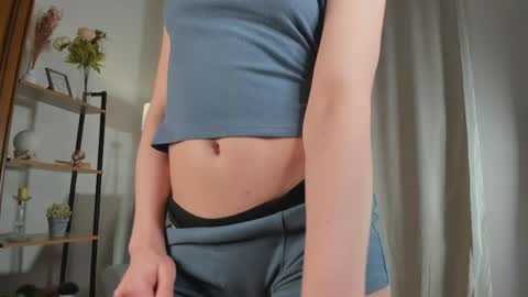 Snapshot of meganhenns chatting on May 2026 04:04:02 PM Elly online show from May 2026 04:04:02 PM