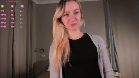 Snapshot of meganhenns chatting on May 2026 08:56:01 AM Elly online show from May 2026 08:56:01 AM