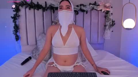 Melanie online show from November 2025 07:58:01 PM