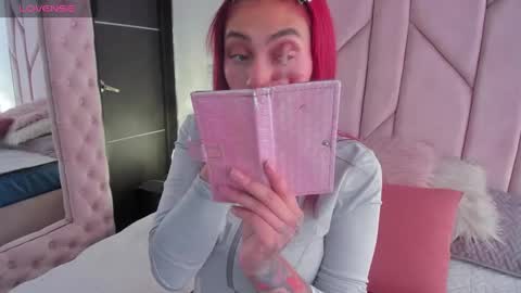 Melanie roux  online show from November 2025 12:04:02 PM