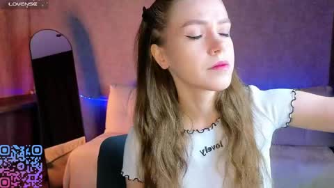 Melee Eva - Thumbs Up please  online show from April 2026 07:46:01 AM