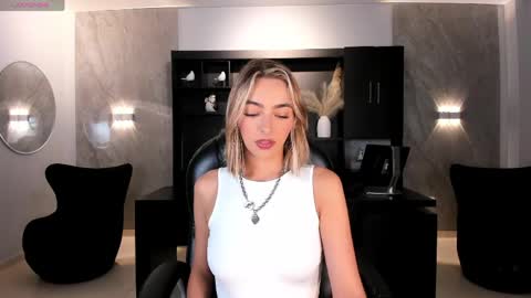 Snapshot of melissamoore_ chatting on May 2026 09:26:01 AM Call me Meli online show from May 2026 09:26:01 AM