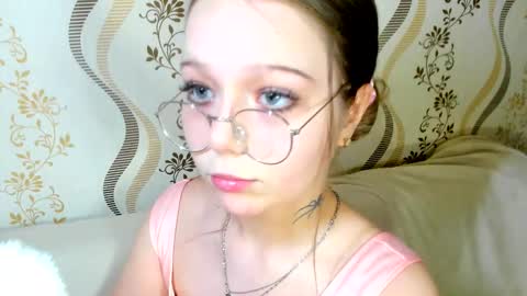 MelMooon online show from November 2025 01:44:01 PM