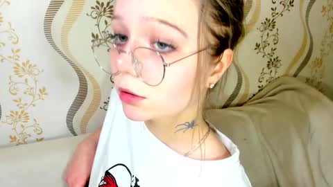 MelMooon online show from November 2025 01:59:02 PM