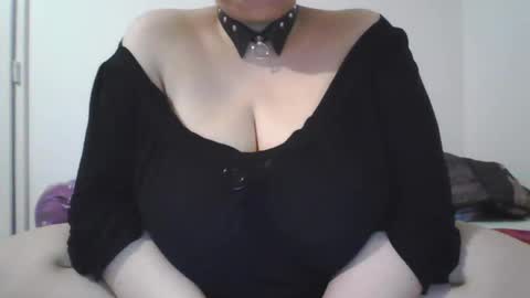 Snapshot of melobigboobs chatting on January 2025 04:23:02 PM melobigboobs online show from January 2025 04:23:02 PM