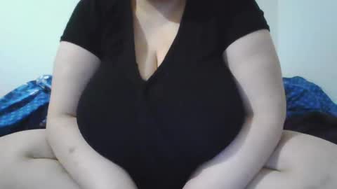 Snapshot of melobigboobs chatting on February 2025 06:05:01 PM melobigboobs online show from February 2025 06:05:01 PM