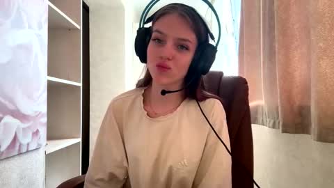 Hi Im Aria 18 years old online show from October 2025 12:46:02 PM