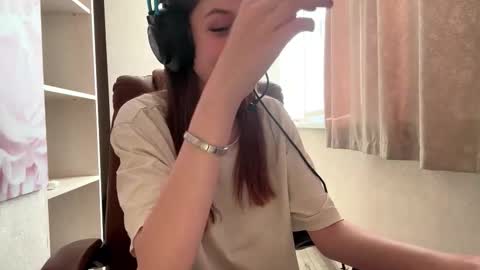 Hi Im Aria 18 years old online show from October 2025 01:20:01 PM