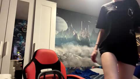 Hi Im Aria 18 years old online show from October 2025 12:15:01 PM