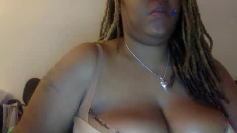 Snapshot of mercedesbuxxx chatting on December 2025 05:12:02 AM mercedesbuxxx online show from December 2025 05:12:02 AM