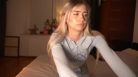 Lara OFFLINE  online show from April 2026 07:18:02 PM