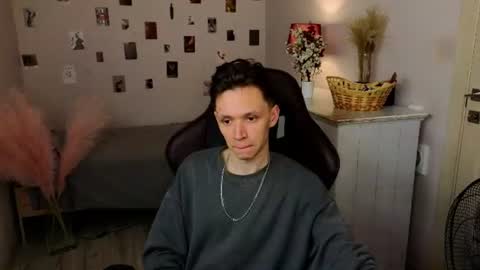 Snapshot of meverik_oushen chatting on June 2026 08:35:01 PM MEVERIK OUSHEN online show from June 2026 08:35:01 PM