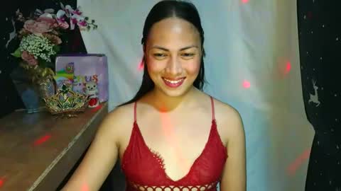 Mia online show from December 2025 12:43:01 PM