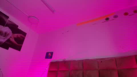 Emi online show from November 2025 07:25:01 PM