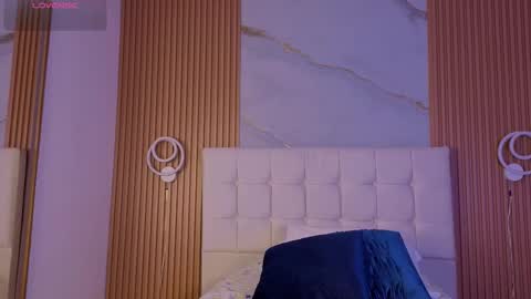 mia online show from December 2025 01:11:01 AM