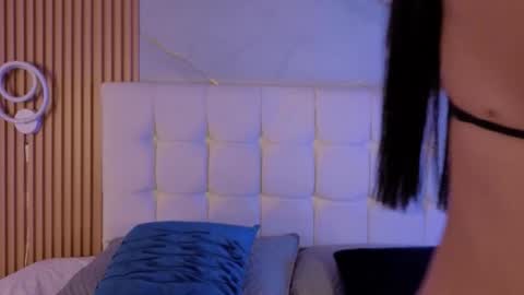 mia online show from December 2025 03:00:02 AM