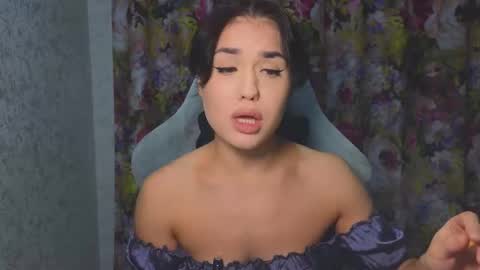 Mia online show from November 2025 07:56:02 PM