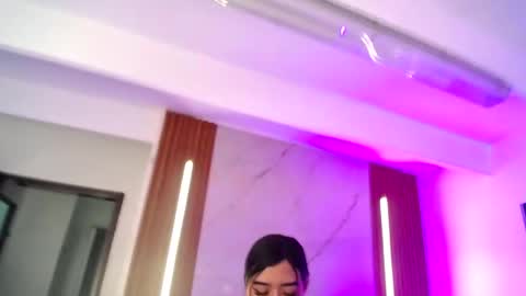 Mia  online show from May 2026 06:05:02 PM