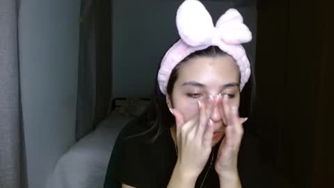 Mia online show from November 2025 04:33:02 AM