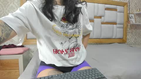 Snapshot of mia__megan chatting on December 2024 12:02:01 PM mia__megan online show from December 2024 12:02:01 PM