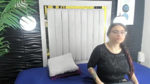 Snapshot of mia_and_lion chatting on January 2025 07:06:02 PM Dreams Couple online show from January 2025 07:06:02 PM