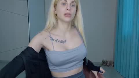 Snapshot of mia_angel chatting on May 2026 05:17:02 PM mia_angel online show from May 2026 05:17:02 PM