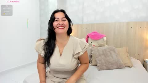 Mia Aristizabal online show from November 2025 01:46:02 PM