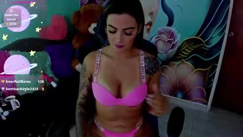 Snapshot of mia_bigtits_17 chatting on June 2026 09:01:02 PM Mia online show from June 2026 09:01:02 PM