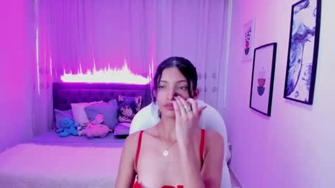 Mia online show from November 2025 07:24:02 PM