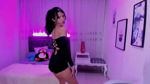 Mia online show from November 2025 09:39:01 PM