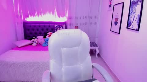 Mia online show from December 2025 09:57:01 PM