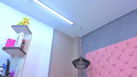 Mia online show from April 2026 01:49:02 PM