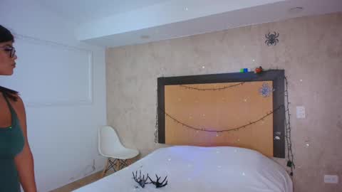 MIALOPEZ      .     Y      .      online show from November 2025 10:45:02 PM