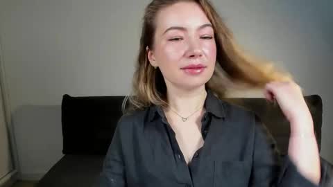 Mia online show from November 2025 07:53:01 AM