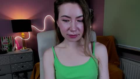 Mia online show from November 2025 07:55:02 AM