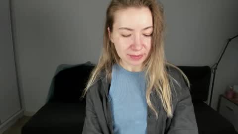 Mia online show from December 2025 07:28:02 AM