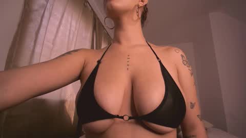 mia independent model online show from December 2025 03:29:01 PM