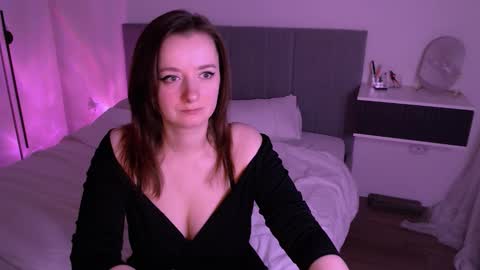 Mia online show from October 2025 01:47:02 PM