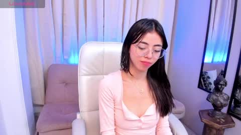 Snapshot of mia_naive chatting on May 2026 04:24:01 PM Mia online show from May 2026 04:24:01 PM