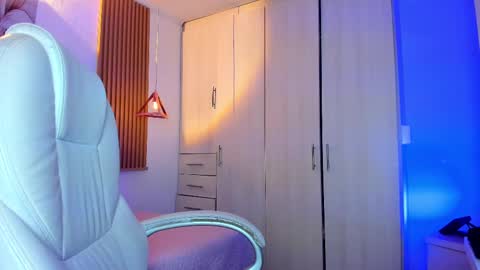 Mia Nevaeh - follow me online show from November 2025 06:40:02 PM